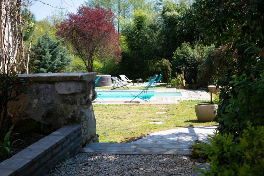 Le Clos Du Tilleul Fabuleuse Propriete 15 A 30 Pers Piscine Au Coeur D'Un Charmant Village Thilouze Exterior photo